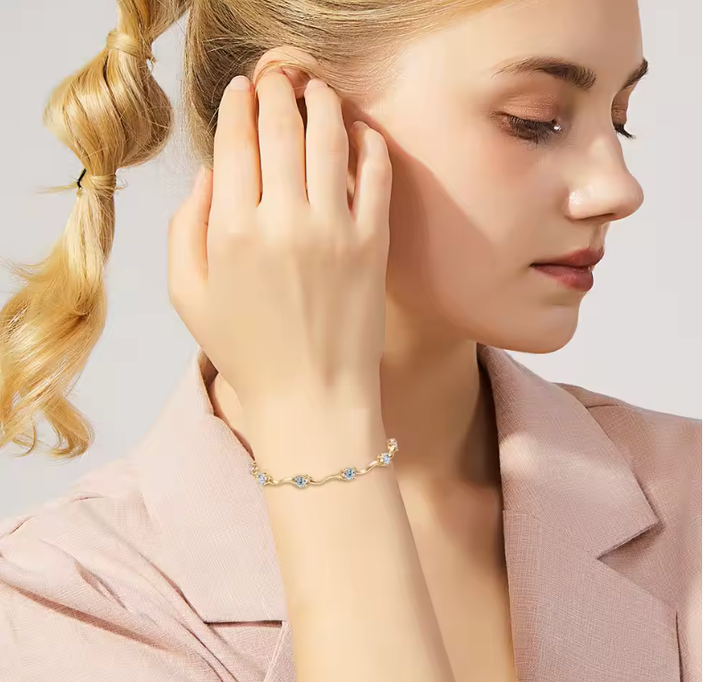 Gold Fluid Wave Link Round Solitaire Bracelet